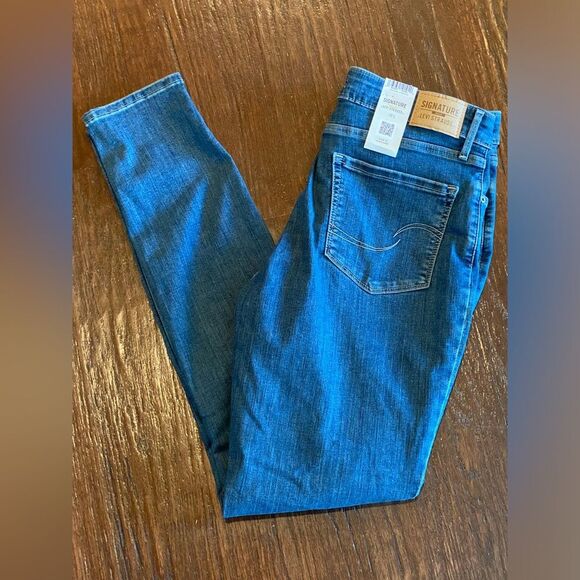 LEVIS NWT Totally Shaping Skinny Jeans Size 10L - Picture 1 of 5
